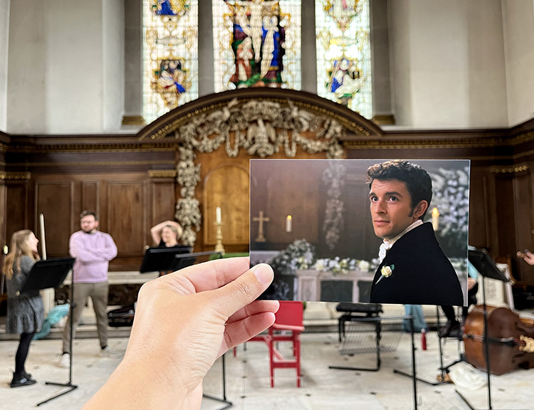 Szene aus "Bridgerton" in der St. James's Church, London, England
