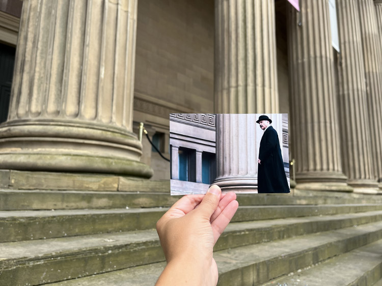 Szene aus "Peaky Blinders" an der St. George's Hall, Liverpool